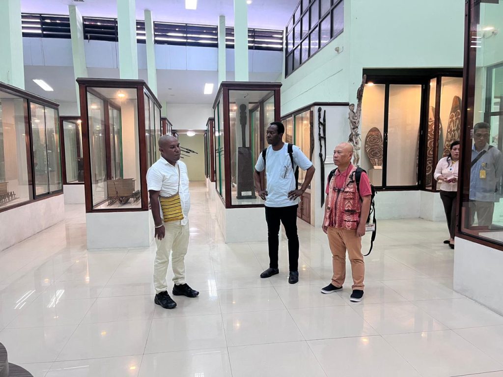 Kunjungi Museum Uncen dan Wisata Danau Sentani, Prof Isaac Kagum Dengan Papua.