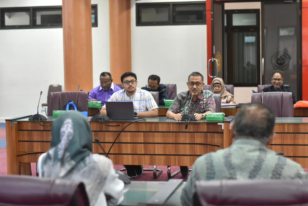 Pimpinan Uncen Menerima Hasil Audit Keuangan Tahun 2023.