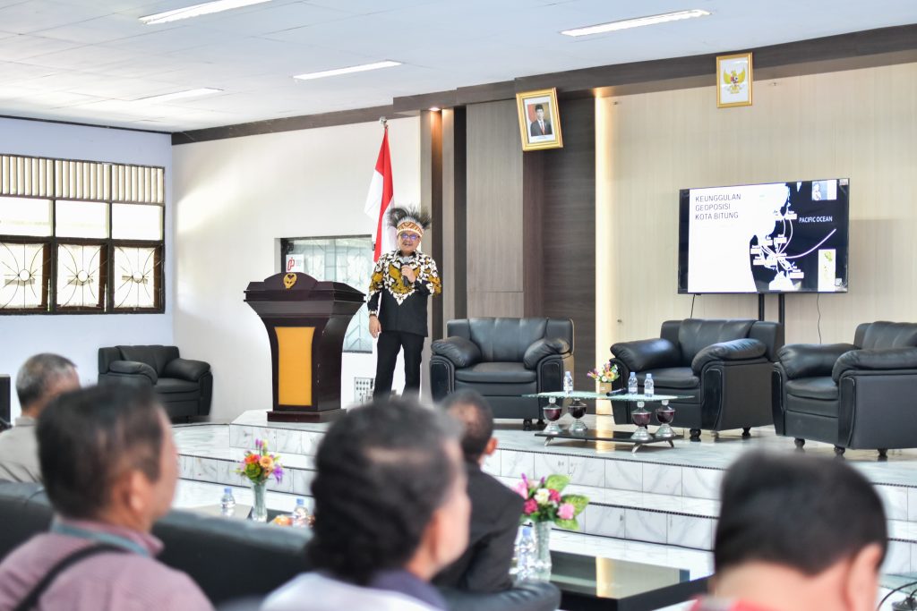 Kuliah Umum : Walikota Bitung Dosen Tamu Di Fakultas Teknik.