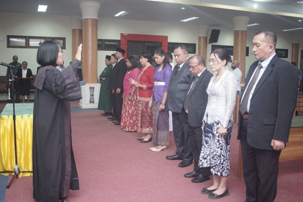 Rektor Uncen Melantik Pejabat Fakultas Kedokteran dan Mengangkat 3 PNS dalam Jabatan Fungsional.