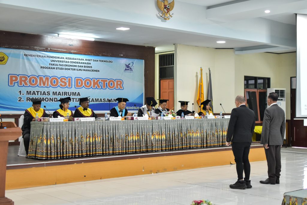 Mantan Bupati Kaimana dan Kepala Kantor BNI Cabang Baturaja Meraih Gelar Doktor Ilmu Manajemen.