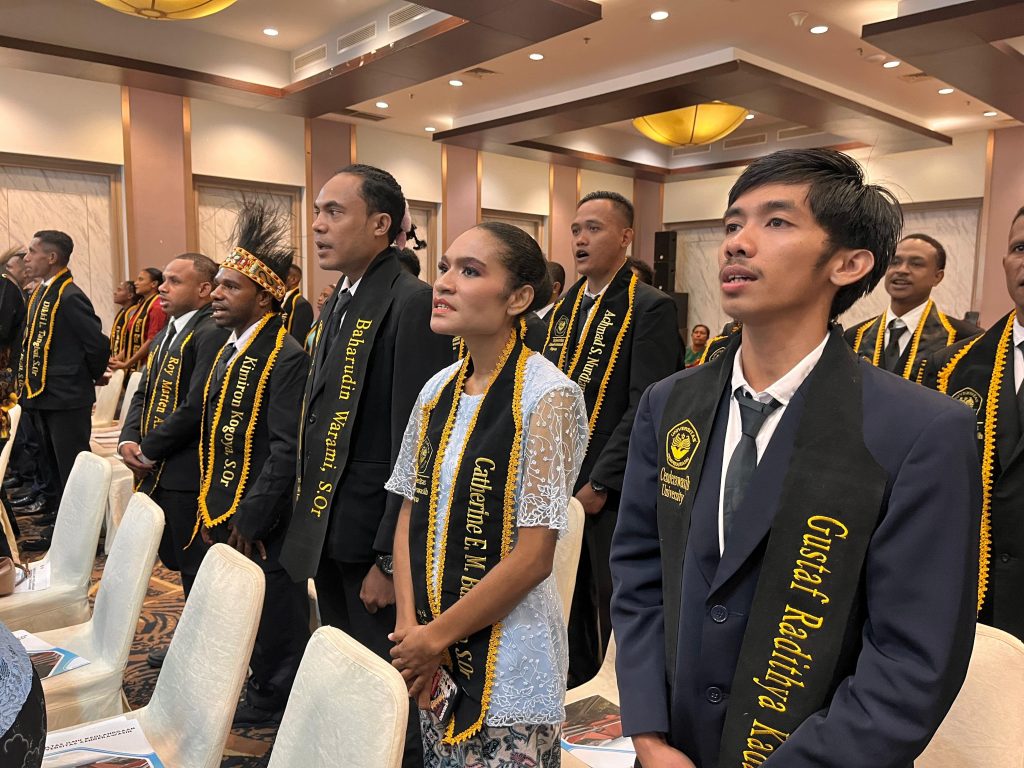 Peraih Medali Emas ASEAN University Games Diyudisium Bersama 39 Mahasiswa FIK Uncen.