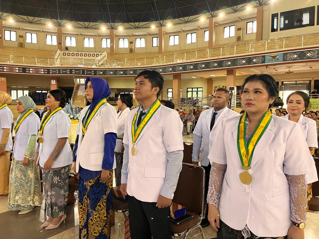 Rektor Uncen Lantik 26 Dokter Umum Lulusan Ke-45.
