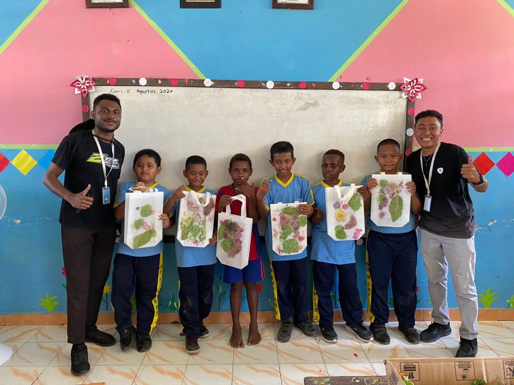 Kelompok 32 Mahasiswa KKN Uncen Ajarkan Ecoprint Kepada Siswa SD di Keerom.