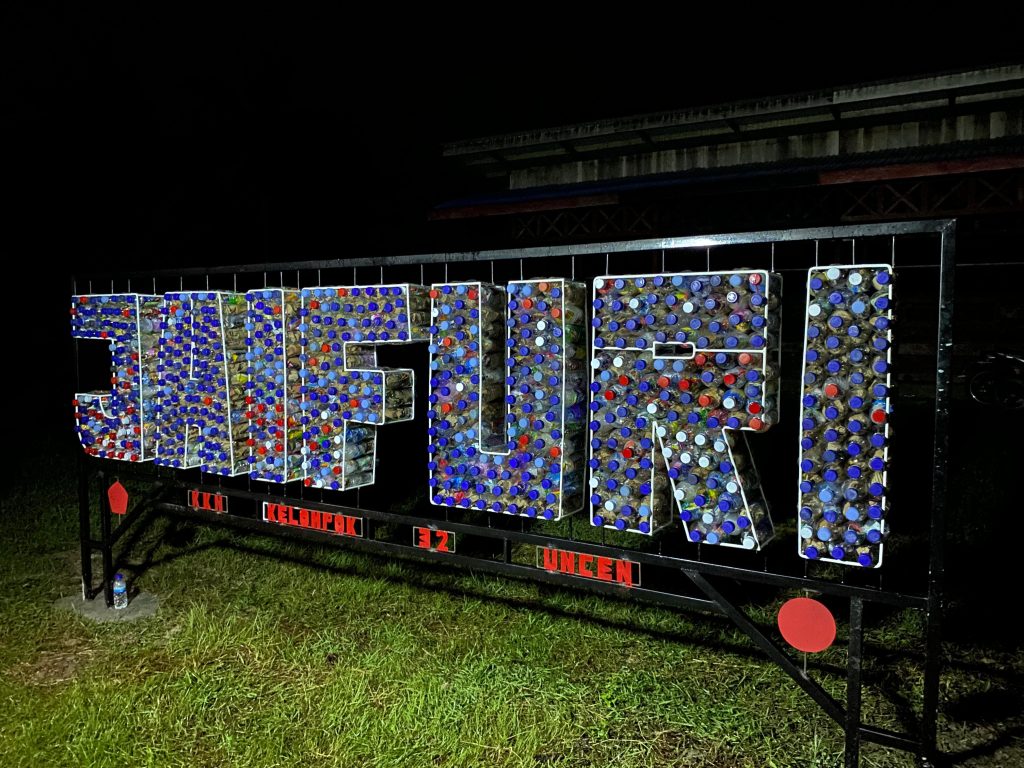 Ecobrick Kelompok 32 KKN Uncen Jadi Ikon Baru Kampung Jaifuri.