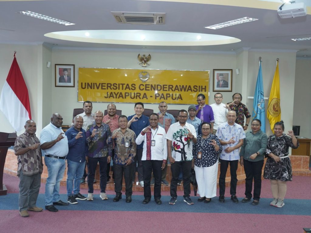 YPMAK Bahas Beasiswa Untuk Mahasiswa Asal Mimika Dengan Uncen.