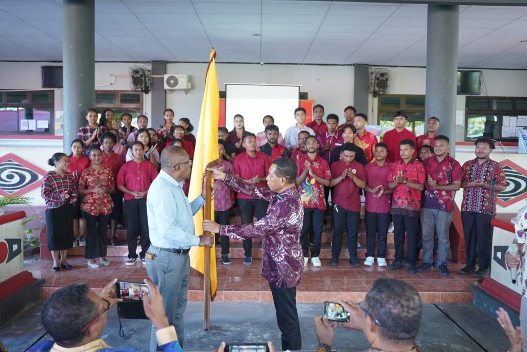 Pelepasan Kontingen Paduan Suara Mahasiswa Uncen ke Pesparama Tingkat Nasional.