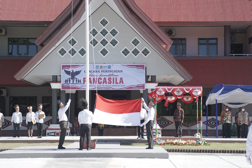 Dua Guru Besar Uncen Pengibar Bendera Memperingati Hari Kesaktian Pancasila.