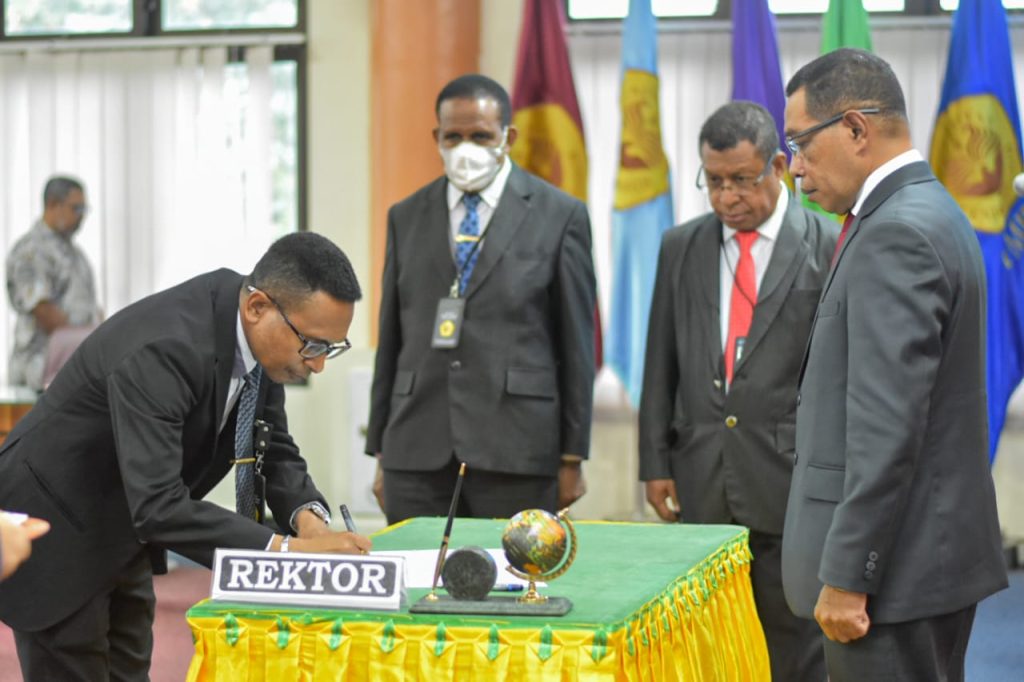Dr. Dirk YP. Runtuboy Resmi Dilantik sebagai Pejabat Pelaksana Tugas Dekan Fakultas Teknik.