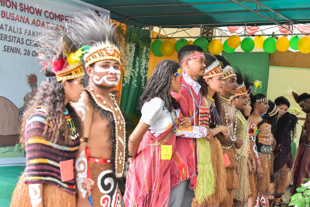 Fashion Show Busana Adat Meriahkan Syukuran Dies Natalis Fakultas Kedokteran.