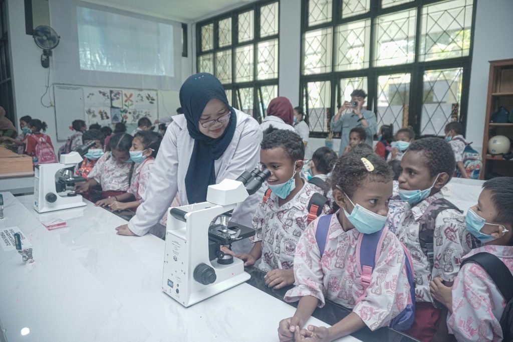 Open Lab FMIPA UNCEN: Memperkenalkan Dunia Sains Kepada 2.300 Siswa dari 60 Sekolah.