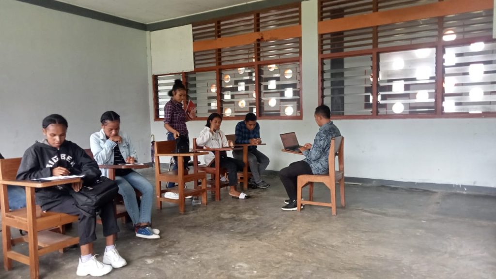 “Gali Potensi Mahasiswa, Dosen FMIPA Dampingi Mahasiswa Kampus Biak Dalam PKM Teknologi Ramah Lingkungan”