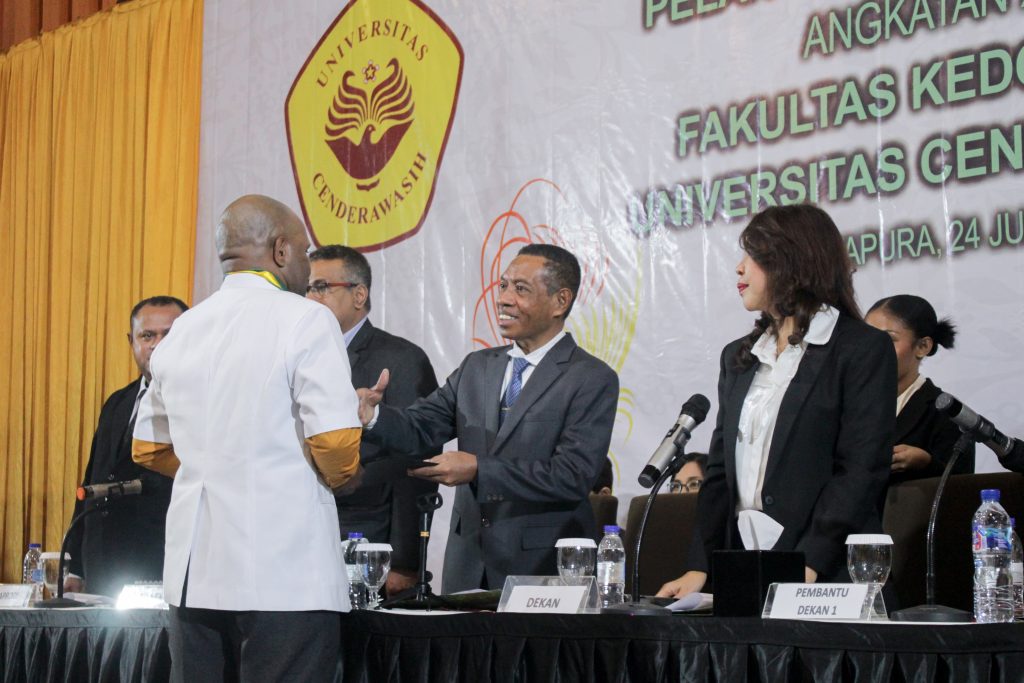 Rektor Universitas Cenderawasih Lantik 10 Dokter Umum Angkatan XLIX