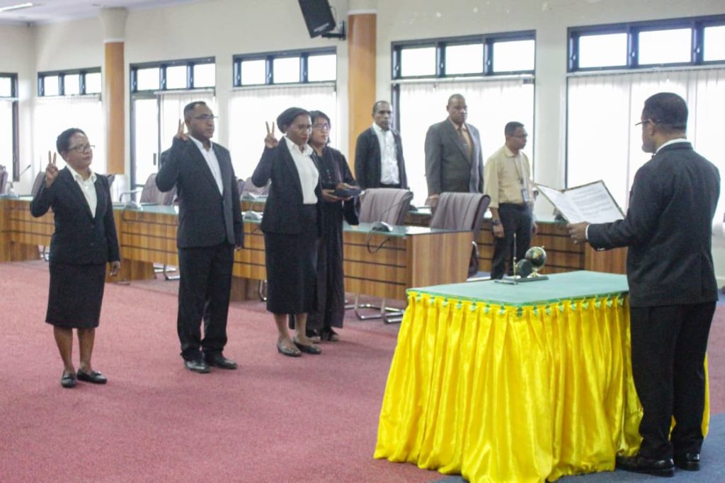 TIGA PEJABAT FUNGSIONAL DILANTIK : UNCEN PERKUAT REFORMASI BIROKRASI