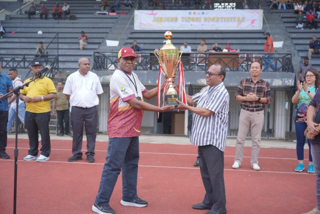 Wakil Rektor III Resmi Membuka Turnamen Sepak Bola Rektor Cup V Uncen 2025