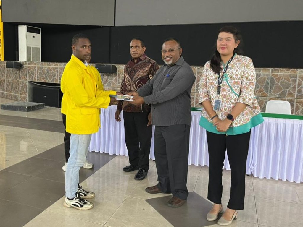 UNIVERSITAS CENDERAWASIH SALURKAN BUKU TABUNGAN KIP-K KEPADA MAHASISWA BARU JALUR ELIGIBLE