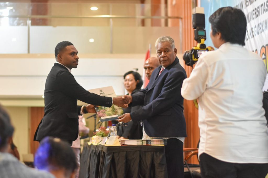 FKIP UNCEN Kukuhkan Guru Profesional Lulusan PPG Tahun 2025