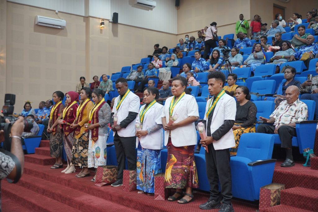 FK UNCEN Lantik Dokter Lulusan ke-52 dan Ners Lulusan ke-21