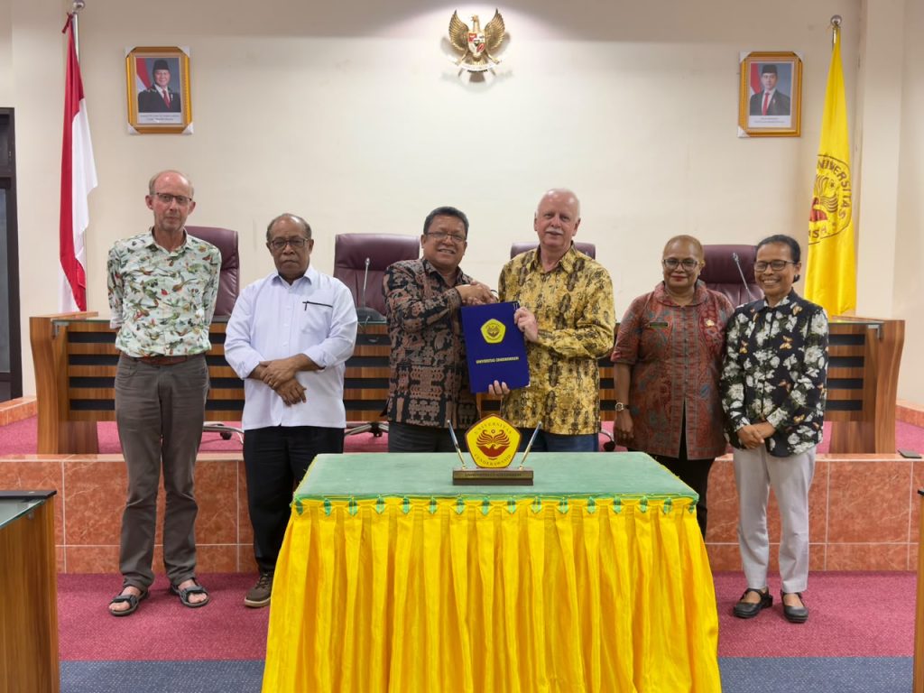 Kolaborasi Riset Entomologi, FMIPA UNCEN Terima 600 Laci Koleksi Serangga dari Papua Insects Foundations