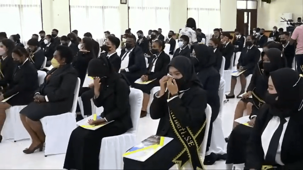 Tangisan Haru Saat Yudisium FEB Uncen