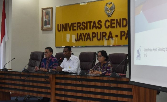 rektor uncen dalam rapat hasil kinerja triwulan 2